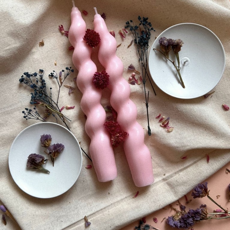 Набор из двух спиральных свечей ручной работы "Сахарная вата" (пастельно-розовый)